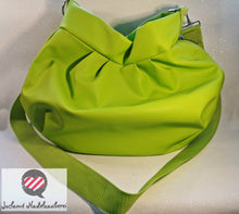 Laden Sie das Bild in den Galerie-Viewer, Faltentasche, Umhängetasche, Hobo-Bag, Hobotasche, Hobo, Retro-Tasche, Vegan, Kunstleder, Handtasche, Massengerbag, Beuteltasche