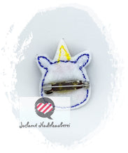 Laden Sie das Bild in den Galerie-Viewer, Brosche, Pin, Button, Anstecker, Applikation, Anstecknadel, Einhorn, Pferd, Alihorn