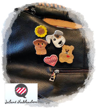 Laden Sie das Bild in den Galerie-Viewer, Brosche, Pin, Button, Anstecker, Applikation, Anstecknadel, Einschulung